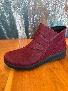 Clarks Cozy Minimalist Faux Suede Ankle Booties Burgundy Zip Comfort Boots NWOTs
